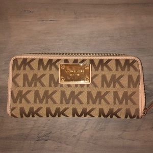 Michael Kors Zip around wallet